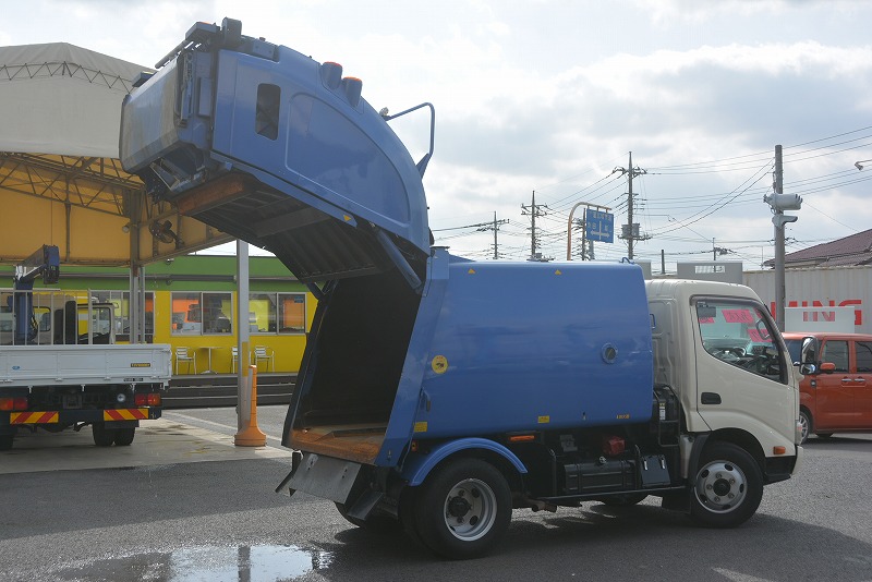 デュトロ　パッカー車　極東製　積載２０００ｋｇ　プレス式　４．２立米　単独動作　汚水タンク　防臭扉　助手席側スライドドア　バックカメラ　坂道発進補助　左電格ミラー　フォグランプ　５速ＭＴ22