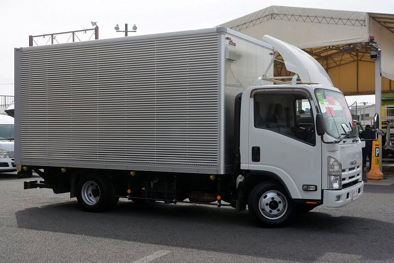 エルフ　「ワイドロング」　アルミバン　積載２０００ｋｇ　跳ね上げ式　パワーゲート付き　バックカメラ　導風板　荷台シマ板張り　フォグランプ　日本フルハーフ製　通気口　ＡＴ車！車検「Ｒ５年１月まで！」4