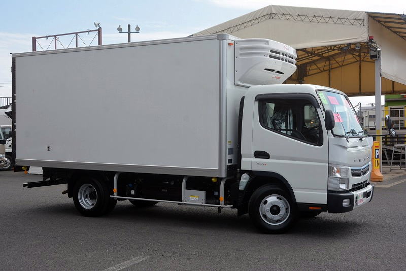 （未使用）　キャンター　「ワイドロング」　冷蔵冷凍車　サイドドア　積載３０００ｋｇ　菱重製　－３０度設定　エアリブ　荷台床シマ板張り　車線逸脱警報　衝突軽減ブレーキ　　フォグランプ　５速ＭＴ！ 05984