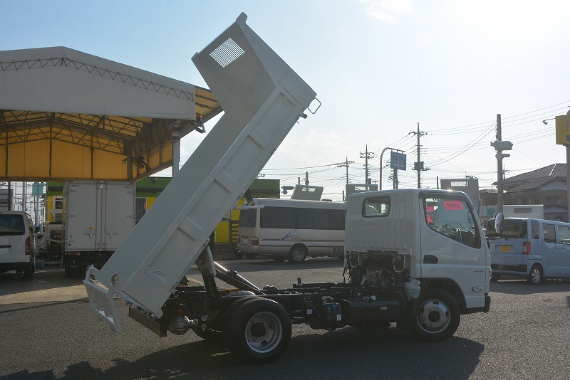 （未使用）　キャンター　強化ダンプ　極東製　三方開　全低床　積載３０００ｋｇ　坂道発進補助　左電格ミラー　フォグランプ　スマートキー　ＬＥＤヘッドライト　衝突軽減ブレーキ　車線逸脱警報　５速ＭＴ！車検「Ｒ６年２月まで！」19