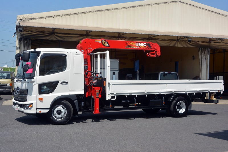 レンジャー 4トン 「標準幅 ベッド付き」 4段クレーン 古河ユニック製 積載2450kg ラジコン フックイン 2.93t吊 差し違いアウトリガー 5.5m長 坂道発進補助 LEDヘッドライト&フォグランプ 衝突軽減ブレーキ 車線逸脱警報 210馬力!6速MT!フロント画像