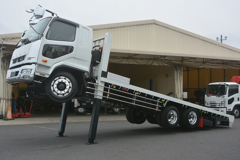 （未使用）　ファイター　大型　３軸　「ベッド付」　積載１１３００ｋｇ　古河ユニック製　ハイジャッキ　重機運搬車　ラジコン　ウインチ　アユミ板＆アユミ板掛け　スタンション穴　ステンレスサイドバンパー　アルミホイール　デフロック　７．２ｍ長　ミラーヒーター　ＨＩＤヘッドライト　６速ＭＴ！12