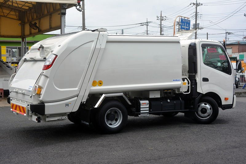 （未使用）　デュトロ　「ワイド」　パッカー車　新明和製　プレス式　６．０立米　積載２６５０ｋｇ　連続動作　汚水タンク　網工具入れ　防臭扉　クリアランスソナー　バックカメラ　左電格ミラー　ＬＥＤヘッドライト　衝突軽減ブレーキ　車線逸脱警報　６速ＭＴ！車検「Ｒ５年５月まで！」6