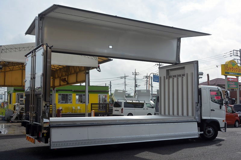 レンジャー　４トン　「ワイド　ベッド付き」　冷蔵ウイング　積載２０００ｋｇ　リーフサス　菱重製　キーストン　ラッシング２段　落とし込み床フック６対　台枠＆観音扉ステンレス張り　メッキパーツ　６．２ｍ長　ＥＴＣ２．０　坂道発進補助　バックカメラ　オートエアコン　タコグラフ　クルーズコントロール　燃料タンク２００Ｌ　ＬＥＤヘッドライト　２４０馬力　６速ＭＴ！