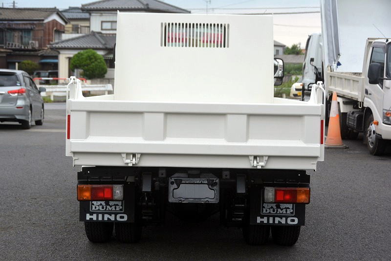 デュトロ　強化ダンプ　「４ＷＤ」　三方開　極東製　積載２０００ｋｇ　ＥＴＣ　左電格ミラー　坂道発進補助　クリアランスソナー　フォグランプ　メッキパーツ　衝突軽減ブレーキ　車線逸脱警報　高年式！低走行！５速ＭＴ！車検「Ｒ４年１１月まで！」2