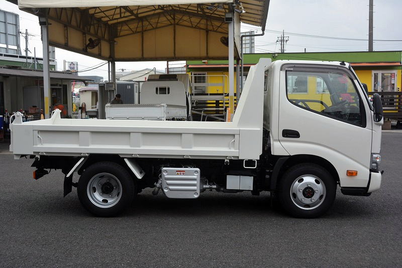 デュトロ　強化ダンプ　「４ＷＤ」　三方開　極東製　積載２０００ｋｇ　ＥＴＣ　左電格ミラー　坂道発進補助　クリアランスソナー　フォグランプ　メッキパーツ　衝突軽減ブレーキ　車線逸脱警報　高年式！低走行！５速ＭＴ！車検「Ｒ４年１１月まで！」3