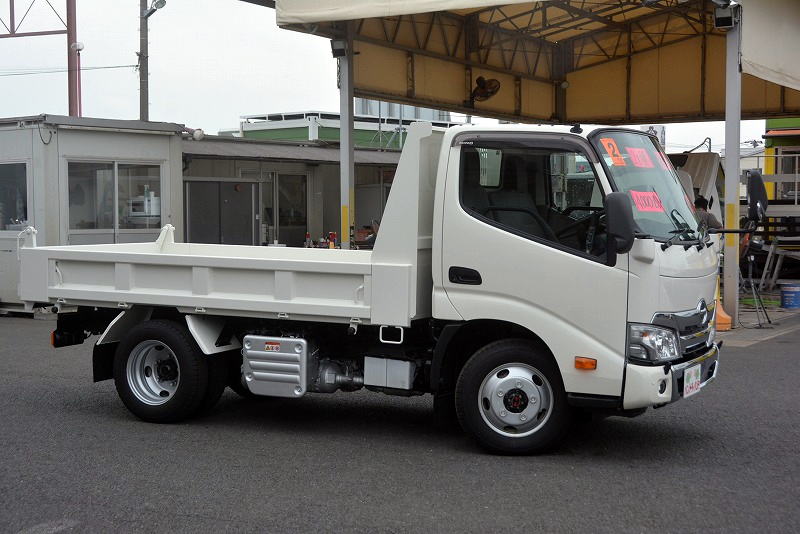 デュトロ　強化ダンプ　「４ＷＤ」　三方開　極東製　積載２０００ｋｇ　ＥＴＣ　左電格ミラー　坂道発進補助　クリアランスソナー　フォグランプ　メッキパーツ　衝突軽減ブレーキ　車線逸脱警報　高年式！低走行！５速ＭＴ！車検「Ｒ４年１１月まで！」4