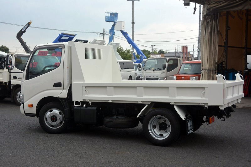 デュトロ　強化ダンプ　「４ＷＤ」　三方開　極東製　積載２０００ｋｇ　ＥＴＣ　左電格ミラー　坂道発進補助　クリアランスソナー　フォグランプ　メッキパーツ　衝突軽減ブレーキ　車線逸脱警報　高年式！低走行！５速ＭＴ！車検「Ｒ４年１１月まで！」5