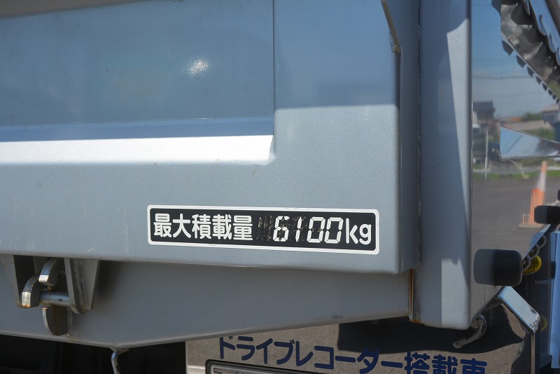 ファイター　増トン　「ベッド付き」　新明和製土砂ダンプ　一方開　船底　電動コボレーン　積載６１００ｋｇ　タダノ製４段クレーン　ラジコン　フックイン　２．９３ｔ吊　差し違いアウトリガー　角足　鳥居シマ板張り&上部工具入れ付き　ＥＴＣ　ステンレス燃料タンク（２５０Ｌ）　ミラーヒーター　オートエアコン　坂道発進補助　メッキパーツ多数！６速ＭＴ！希少車！！　AK13