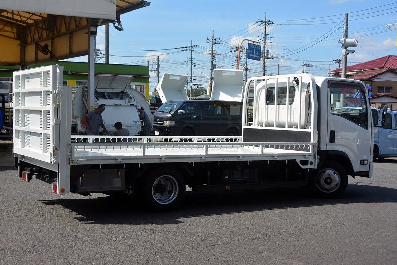 エルフ　「ワイドロング」　バイク運搬車　積載２０００ｋｇ　三方開　新明和製　大型垂直パワーゲート付き　荷台鉄板張り　床フック４対　アオリロープフック　社外ナビ　ＥＴＣ　バックカメラ　左電格ミラー　キーレス　フォグランプ　ＡＴ車！希少車！6