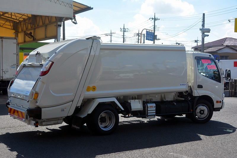 デュトロ　「標準幅」　パッカー車　新明和製　積載２１５０ｋｇ　プレス式　６．４立米　連続動作　防臭扉　汚水タンク　網工具入れ　バックカメラ　ＥＴＣ２．０　坂道発進補助　クリアランスソナー　左電格ミラー　フォグランプ　高年式！低走行！６速ＭＴ！車検「Ｒ６年２月まで！」6