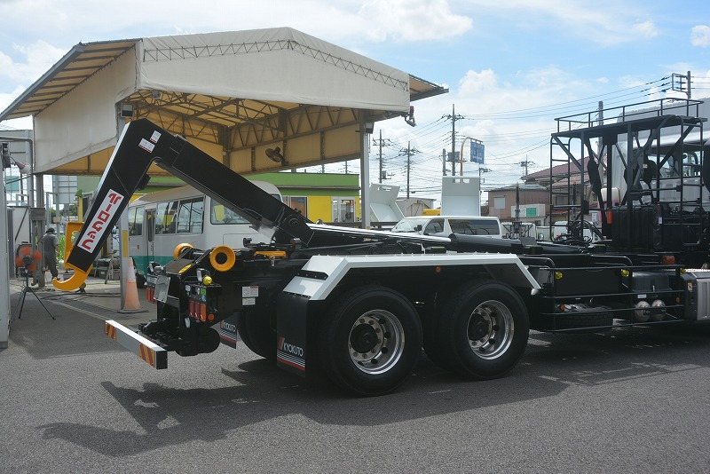 （未使用）　スーパーグレート　大型　「ハイルーフ」　三軸　フックロール　極東製　積載１０４００ｋｇ　ツインシリンダー　キャブバックステップ　網工具入れ　メッキパーツ　アルミホイール　ＬＥＤヘッドライト　バックカメラ　可動式リアバンパー　ミラーヒーター　ＥＴＣ　キーレス　７速ＭＴ！車検「Ｒ５年５月まで！」29