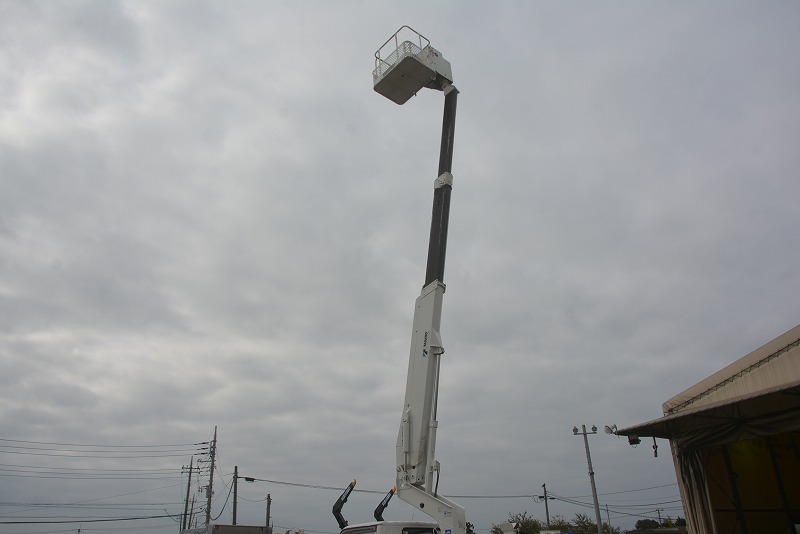 エルフ　高所作業車　タダノ製（ＡＴ－１００ＴＧ）　最大地上高９．９ｍ　鉄製バケット　積載５００ｋｇ　ブーム自動格納　ジャッキ自動張り出し　バケット積載荷重２００ｋｇ　坂道発進補助　ＥＴＣ　アワーメーター：１５５２ｈ　６速ＭＴ！ 21