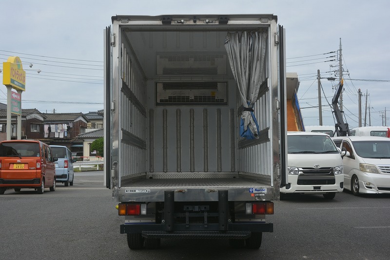 エルフ　「標準幅　セミロング」　冷蔵冷凍車　積載１９５０ｋｇ　東プレ製　－３０度設定　ラッシング２段　荷台シマ板張り　エアリブ　荷室カーテン　バックカメラ　ＥＴＣ　メッキパーツ　坂道発進補助　フォグランプ　５速ＭＴ！準中型（５トン限定）免許対応！15