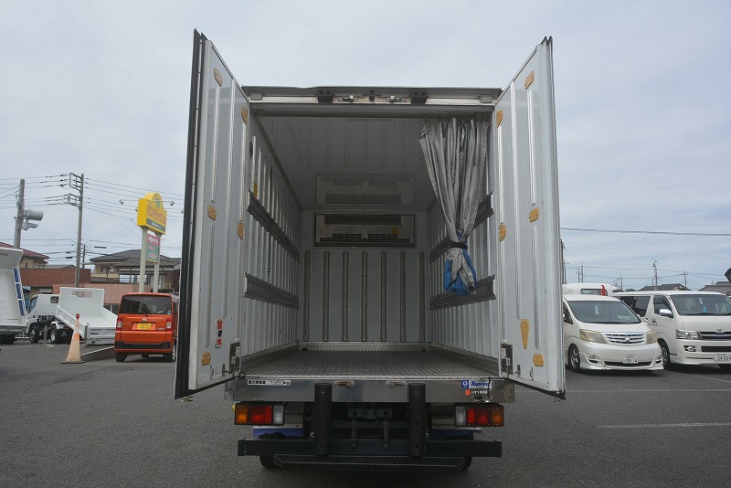 エルフ　「標準幅　セミロング」　冷蔵冷凍車　積載１９５０ｋｇ　東プレ製　－３０度設定　ラッシング２段　荷台シマ板張り　エアリブ　荷室カーテン　バックカメラ　ＥＴＣ　メッキパーツ　坂道発進補助　フォグランプ　５速ＭＴ！準中型（５トン限定）免許対応！20