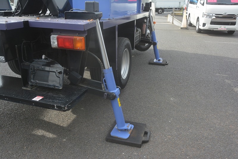 デュトロ　高所作業車　タダノ製（ＡＴ－１２１ＴＧ）　最大地上高１１．９ｍ　ＦＲＰバケット　バケット積載荷重２００ｋｇ　ＥＴＣ　坂道発進補助　左電格ミラー　ジョイスティックタイプ　ブーム自動格納　ジャッキ自動張り出し　アワーメーター：１１３０ｈ　ワンオーナー！５速ＭＴ！準中型（５トン限定）免許対応！！ 22