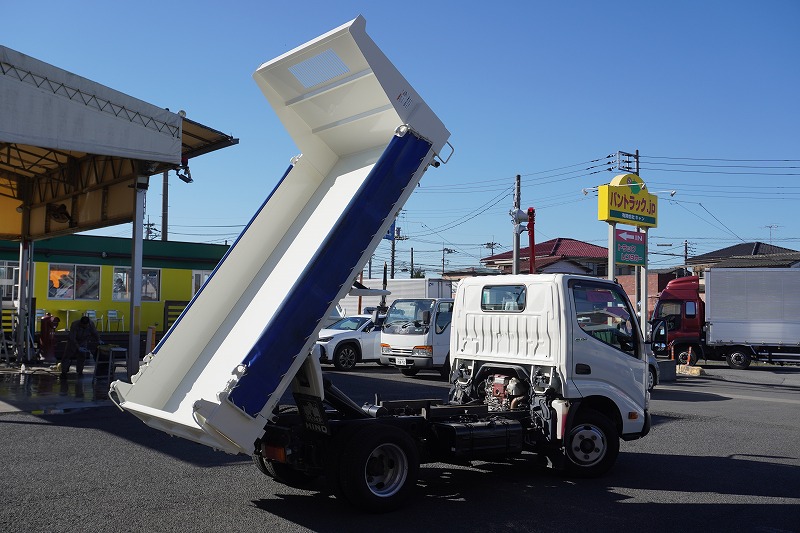 デュトロ　強化ダンプ　新明和製　積載２０００ｋｇ　三方開　手動コボレーン　鳥居アングル補強　ダンプピン　ＥＴＣ　左電格ミラー　全低床　ワンオーナー！５速ＭＴ！準中型（５トン限定）免許対応！　ＨＭ24