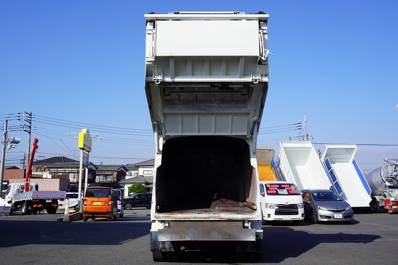 レンジャー　増トン　「ベッドレス」　パッカー車　プレス式　積載６５００ｋｇ　８．６立米　新明和製　連続動作　防臭ドア　汚水タンク　箱上キャリア付き　ラダー　網工具入れ　バックカメラ　坂道発進補助　６速ＭＴ！25