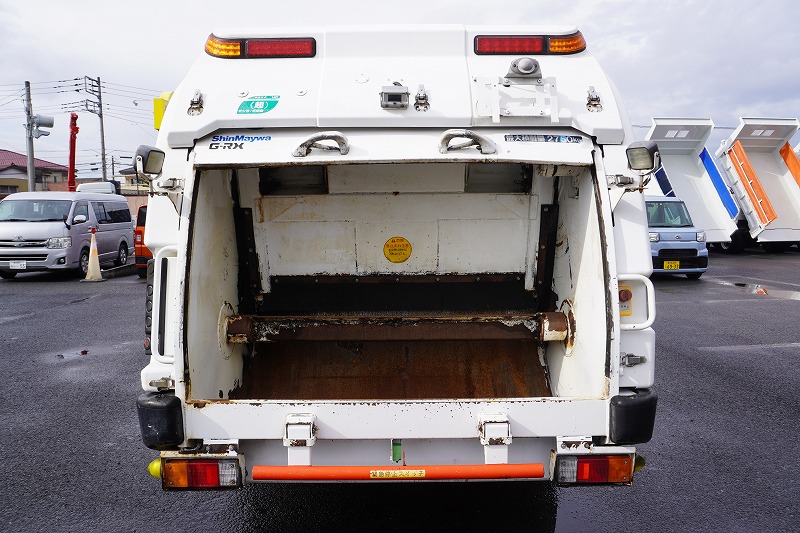 キャンター　「標準幅」　パッカー車　巻き込み式　積載２７５０ｋｇ　新明和製　５．１立米　排出ダンプアップ式　バックカメラ　ＥＴＣ　汚水タンク　５速ＭＴ！　U-026918