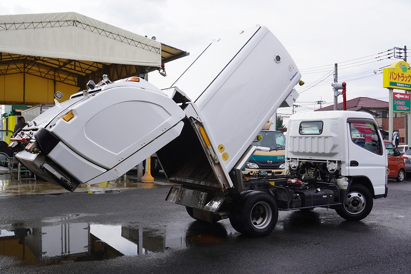 キャンター　「標準幅」　パッカー車　巻き込み式　積載２７５０ｋｇ　新明和製　５．１立米　排出ダンプアップ式　バックカメラ　ＥＴＣ　汚水タンク　５速ＭＴ！　U-026921