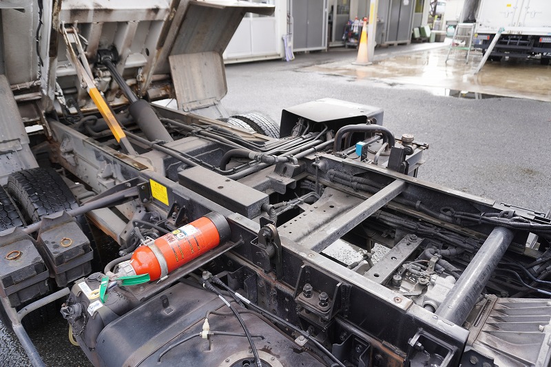 キャンター　「標準幅」　パッカー車　巻き込み式　積載２７５０ｋｇ　新明和製　５．１立米　排出ダンプアップ式　バックカメラ　ＥＴＣ　汚水タンク　５速ＭＴ！　U-026922