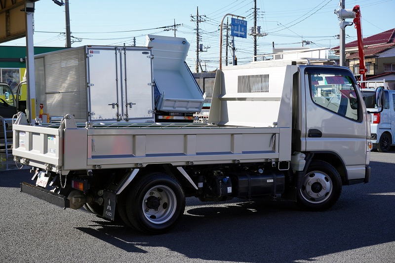 キャンター　強化ダンプ　新明和製　積載３０００ｋｇ　三方開　手動コボレーン　ダンプピン　鳥居アングル補強　ルーフキャリア　左電格ミラー　坂道発進補助　ＥＴＣ　フォグランプ　衝突軽減ブレーキ　車線逸脱警報　高年式！低走行！５速ＭＴ！車検「Ｒ５年４月まで！」　AK6