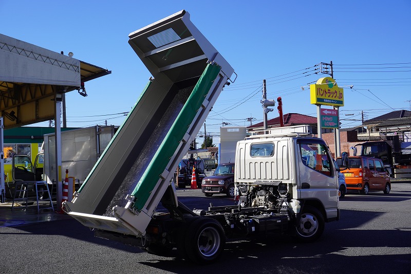 キャンター　強化ダンプ　新明和製　積載３０００ｋｇ　三方開　手動コボレーン　ダンプピン　鳥居アングル補強　ルーフキャリア　左電格ミラー　坂道発進補助　ＥＴＣ　フォグランプ　衝突軽減ブレーキ　車線逸脱警報　高年式！低走行！５速ＭＴ！車検「Ｒ５年４月まで！」　AK21