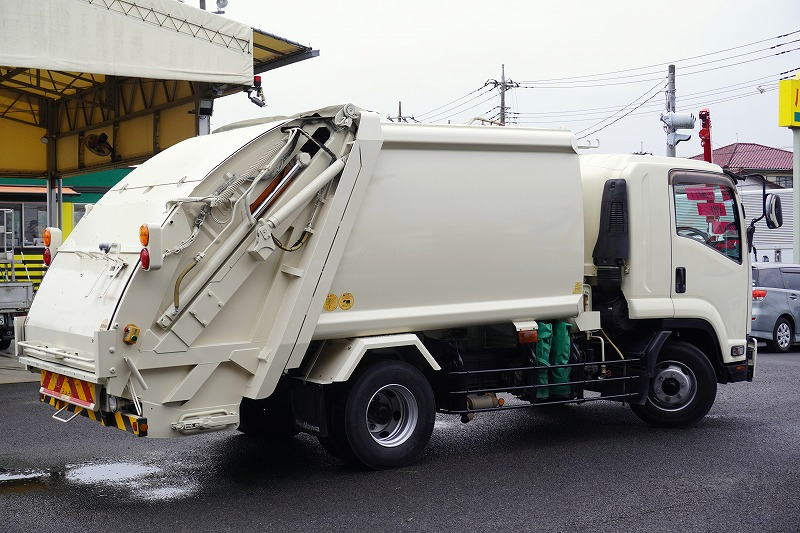 フォワード　増トン　「ベッド付き」　パッカー車　プレス式　積載３３００ｋｇ　新明和製　７．４立米　連続動作　汚水タンク　タコグラフ　防臭ドア　ミラーヒーター　６速ＭＴ！中型免許対応！6