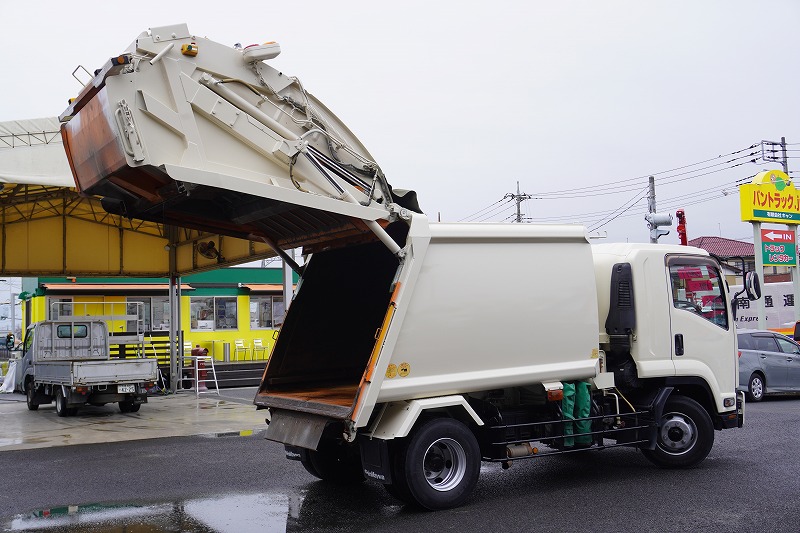 フォワード　増トン　「ベッド付き」　パッカー車　プレス式　積載３３００ｋｇ　新明和製　７．４立米　連続動作　汚水タンク　タコグラフ　防臭ドア　ミラーヒーター　６速ＭＴ！中型免許対応！26