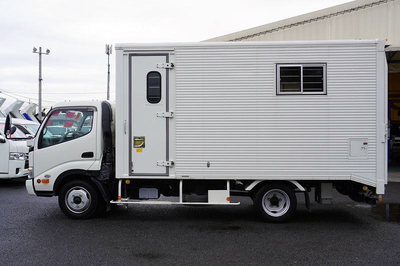 デュトロ　「ワイドロング」　馬運車　積載２０００ｋｇ　東急製　リア電動跳ね上げスロープ式ドア　サイドドア　ウインチ　荷台ゴムマット　小窓　フォグランプ　左電格ミラー　ＡＴ車！希少車！！車検「Ｒ５年１２月まで！」1