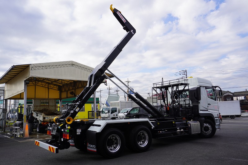 （未使用）　スーパーグレート　大型　「ハイルーフ」　三軸　フックロール　極東製　積載１０４００ｋｇ　ツインシリンダー　キャブバックステップ　網工具入れ　メッキパーツ　アルミホイール　ＬＥＤヘッドライト　バックカメラ　ＥＴＣ　可動式リアバンパー　キーレス　燃料タンク３００Ｌ　７速ＭＴ！車検「Ｒ５年４月まで！」23