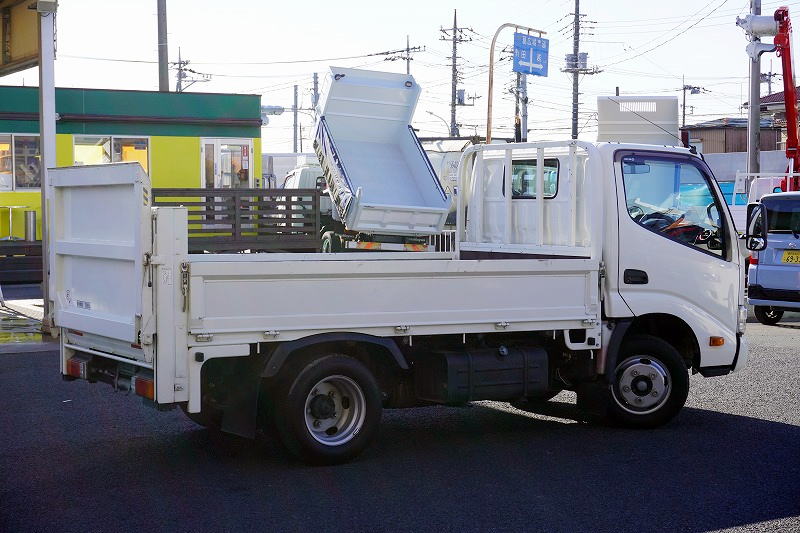 デュトロ　「標準幅　ショート」　平ボディー　積載２０００ｋｇ　垂直パワーゲート付き　三方開　全低床　荷台鉄板張り　ＥＴＣ　坂道発進補助　左電格ミラー　LEDフォグランプ　ビニールシートカバー　衝突軽減ブレーキ　車線逸脱警報　５速ＭＴ！6