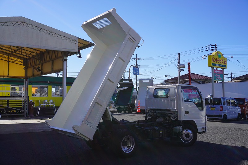 タイタン　強化ダンプ　新明和製　積載３０００ｋｇ　一方開　高床　ダンプピン　ＥＴＣ　坂道発進補助　左電格ミラー　フォグランプ　キーレス　ダブルエアバック　６速ＭＴ！　AK22