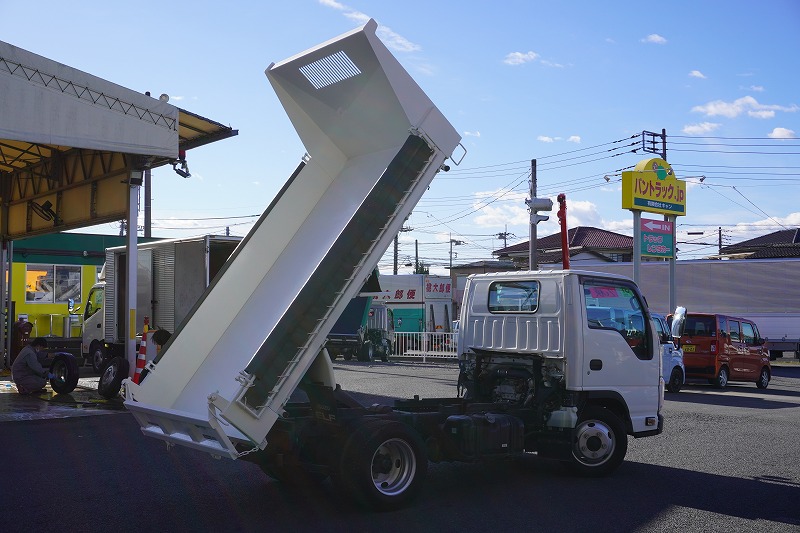 エルフ　強化ダンプ　極東製　積載２０００ｋｇ　三方開　手動コボレーン　坂道発進補助　フルフラットロー　キーレス　５速ＭＴ！低走行！23