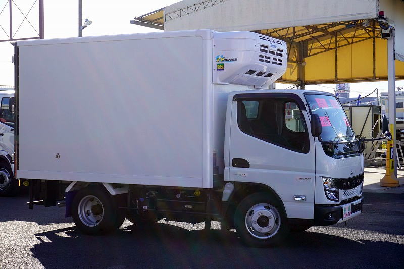 キャンター　１０尺　冷蔵冷凍車　積載２０００ｋｇ　東プレ製　－５度設定　キーストン　エアリブ　ＬＥＤヘッドライト　フォグランプ　社外ナビ　ＥＴＣ　バックカメラ　左電格ミラー　スマートキー　衝突軽減ブレーキ　車線逸脱警報　高年式！低走行！ＡＴ車！ 13313 AK4