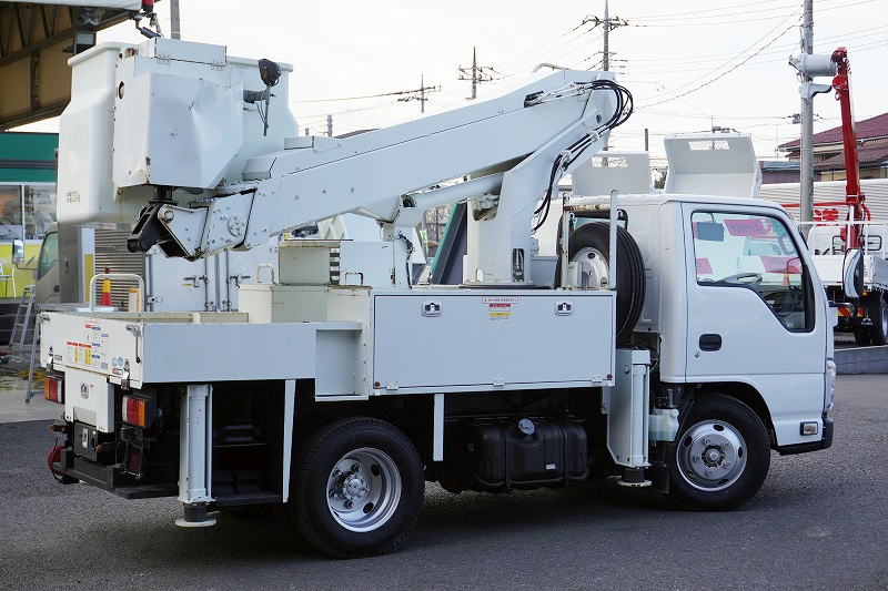 エルフ　高所作業車　タダノ製（ＡＴ－１００ＴＴ）　最大地上高９．９ｍ　ＦＲＰバケット　積載５００ｋｇ　バケット積載荷重２００ｋｇ　ブーム自動格納　ジャッキ自動張り出し　ジョイスティックタイプ　ＡＣ１００Ｖ　アワーメーター：１４４１ｈ　バックカメラ　ＥＴＣ　左電格ミラー　ＡＴ車！6