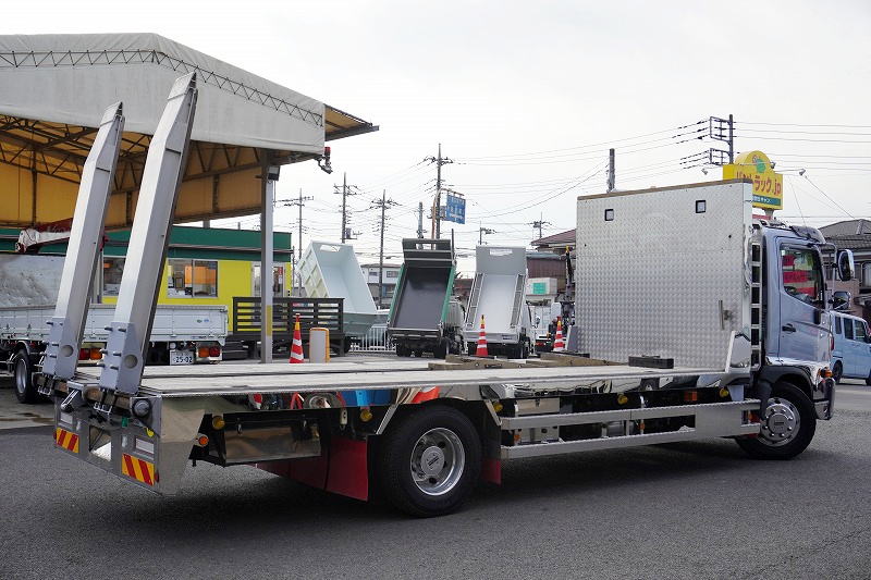 レンジャー　増トン　「標準幅　ベッドレス」　セルフローダー　積載７１００ｋｇ　ハイジャッキ　フジタ自動車工業製造りボディー　自動アユミ板　ラジコン　鳥居シマ板張り　鳥居ラダー　台枠ステンレス張り　アルミホイール　スタンション穴　ステンレス２段サイドバンパー　社外テール　ルーフキャリア　バックカメラ　ＥＴＣ２．０　ＬＥＤヘッドライト　衝突軽減ブレーキ　車線逸脱警報　メッキパーツ多数！６速ＭＴ！6