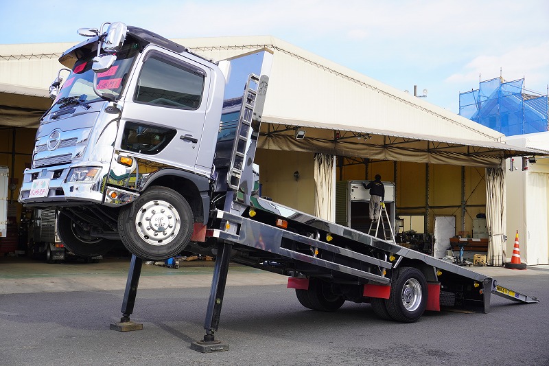 レンジャー　増トン　「標準幅　ベッドレス」　セルフローダー　積載７１００ｋｇ　ハイジャッキ　フジタ自動車工業製造りボディー　自動アユミ板　ラジコン　鳥居シマ板張り　鳥居ラダー　台枠ステンレス張り　アルミホイール　スタンション穴　ステンレス２段サイドバンパー　社外テール　ルーフキャリア　バックカメラ　ＥＴＣ２．０　ＬＥＤヘッドライト　衝突軽減ブレーキ　車線逸脱警報　メッキパーツ多数！６速ＭＴ！12