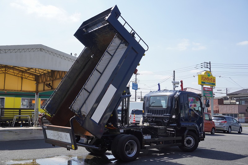 フォワード　増トン　「ベッド付き」　土砂ダンプ　積載７５００ｋｇ　新明和製　角底　電動コボレーン　鳥居シートデッキ＆ラダー　網工具入れ　可動式リアバンパー　坂道発進補助　ＥＴＣ　ミラーヒーター　ＨＩＤヘッドライト　６速ＭＴ！車検「Ｒ５年９月まで！」19