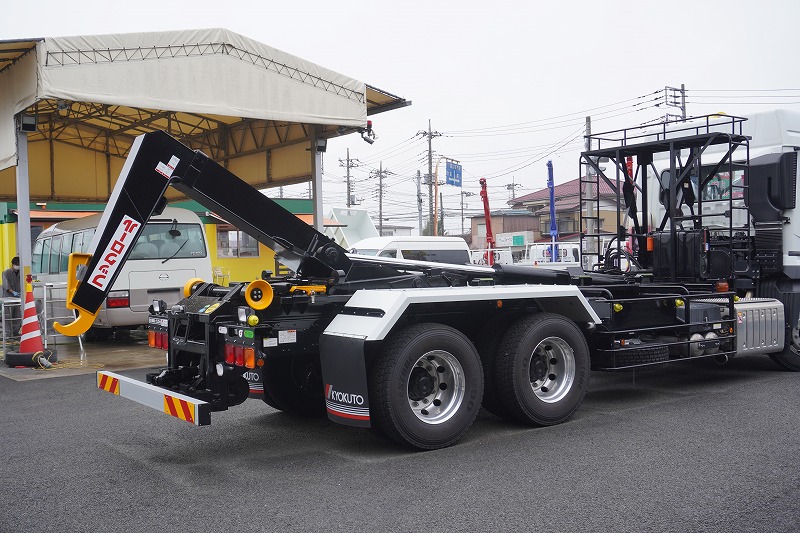 （未使用）　スーパーグレート　大型　「ハイルーフ」　三軸　フックロール　極東製　積載１０５００ｋｇ　ツインシリンダー　キャブバックステップ　網工具入れ　メッキパーツ　アルミホイール　ＬＥＤヘッドライト　バックカメラ　ＥＴＣ２．０　可動式リアバンパー　キーレス　燃料タンク３００Ｌ　７速ＭＴ！28