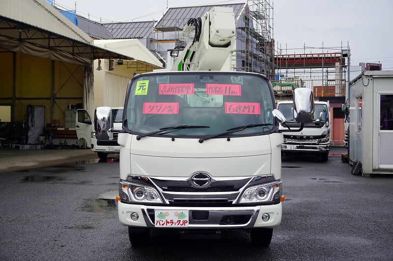 デュトロ　高所作業車　タダノ製（ＡＴ－１１０ＴＥ）　最大地上高１１ｍ　ＦＲＰバケット　バケット積載荷重１２０ｋｇ　積載４５０ｋｇ　ブーム自動格納　ジャッキ自動張り出し　工具箱　社外ナビ　ＥＴＣ　バックカメラ　左電格ミラー　坂道発進補助　クリアランスソナー　メッキパーツ　ＬＥＤヘッドライト　衝突軽減ブレーキ　車線逸脱警報　アワーメーター：４８０ｈ　電気工事仕様！低走行！６速ＭＴ！0