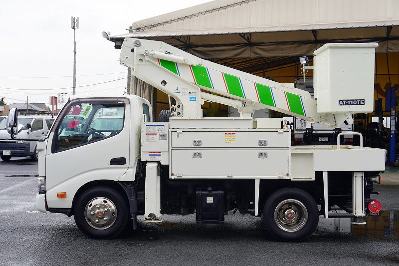 デュトロ　高所作業車　タダノ製（ＡＴ－１１０ＴＥ）　最大地上高１１ｍ　ＦＲＰバケット　バケット積載荷重１２０ｋｇ　積載４５０ｋｇ　ブーム自動格納　ジャッキ自動張り出し　工具箱　社外ナビ　ＥＴＣ　バックカメラ　左電格ミラー　坂道発進補助　クリアランスソナー　メッキパーツ　ＬＥＤヘッドライト　衝突軽減ブレーキ　車線逸脱警報　アワーメーター：４８０ｈ　電気工事仕様！低走行！６速ＭＴ！1