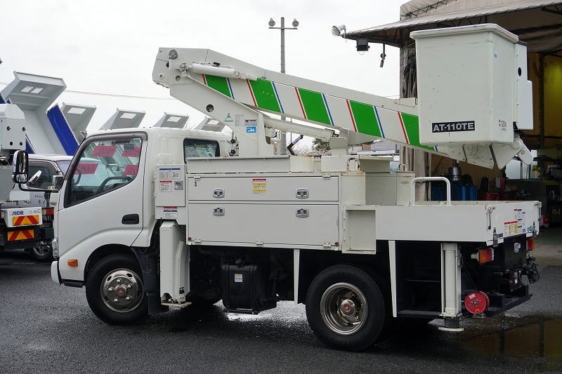 デュトロ　高所作業車　タダノ製（ＡＴ－１１０ＴＥ）　最大地上高１１ｍ　ＦＲＰバケット　バケット積載荷重１２０ｋｇ　積載４５０ｋｇ　ブーム自動格納　ジャッキ自動張り出し　工具箱　社外ナビ　ＥＴＣ　バックカメラ　左電格ミラー　坂道発進補助　クリアランスソナー　メッキパーツ　ＬＥＤヘッドライト　衝突軽減ブレーキ　車線逸脱警報　アワーメーター：４８０ｈ　電気工事仕様！低走行！６速ＭＴ！5