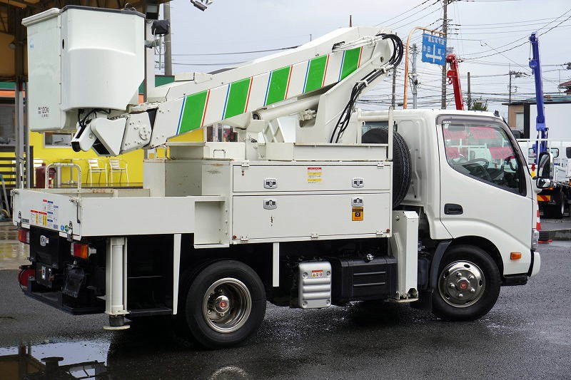 デュトロ　高所作業車　タダノ製（ＡＴ－１１０ＴＥ）　最大地上高１１ｍ　ＦＲＰバケット　バケット積載荷重１２０ｋｇ　積載４５０ｋｇ　ブーム自動格納　ジャッキ自動張り出し　工具箱　社外ナビ　ＥＴＣ　バックカメラ　左電格ミラー　坂道発進補助　クリアランスソナー　メッキパーツ　ＬＥＤヘッドライト　衝突軽減ブレーキ　車線逸脱警報　アワーメーター：４８０ｈ　電気工事仕様！低走行！６速ＭＴ！6