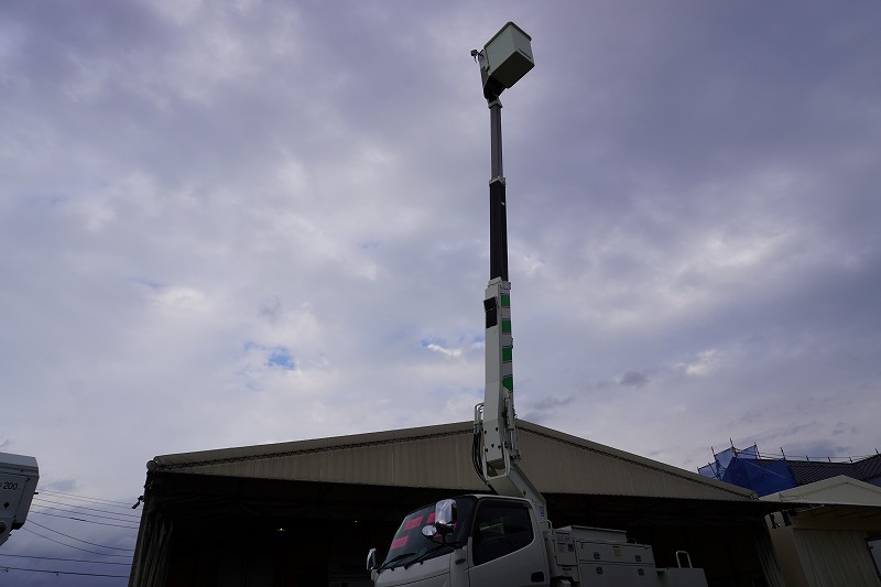 デュトロ　高所作業車　タダノ製（ＡＴ－１１０ＴＥ）　最大地上高１１ｍ　ＦＲＰバケット　バケット積載荷重１２０ｋｇ　積載４５０ｋｇ　ブーム自動格納　ジャッキ自動張り出し　工具箱　社外ナビ　ＥＴＣ　バックカメラ　左電格ミラー　坂道発進補助　クリアランスソナー　メッキパーツ　ＬＥＤヘッドライト　衝突軽減ブレーキ　車線逸脱警報　アワーメーター：４８０ｈ　電気工事仕様！低走行！６速ＭＴ！25