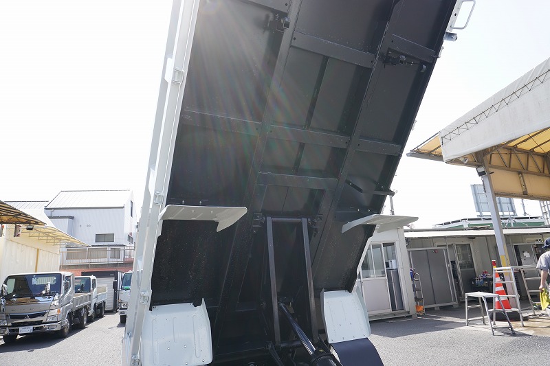 （未使用）　キャンター　強化ダンプ　新明和製　積載３０００ｋｇ　三方開　全低床　左電格ミラー　スマートキー　ＬＥＤヘッドライト＆フォグランプ　ＥＴＣ　衝突軽減ブレーキ　車線逸脱警報　５速ＭＴ！車検「Ｒ６年１２月まで！」21