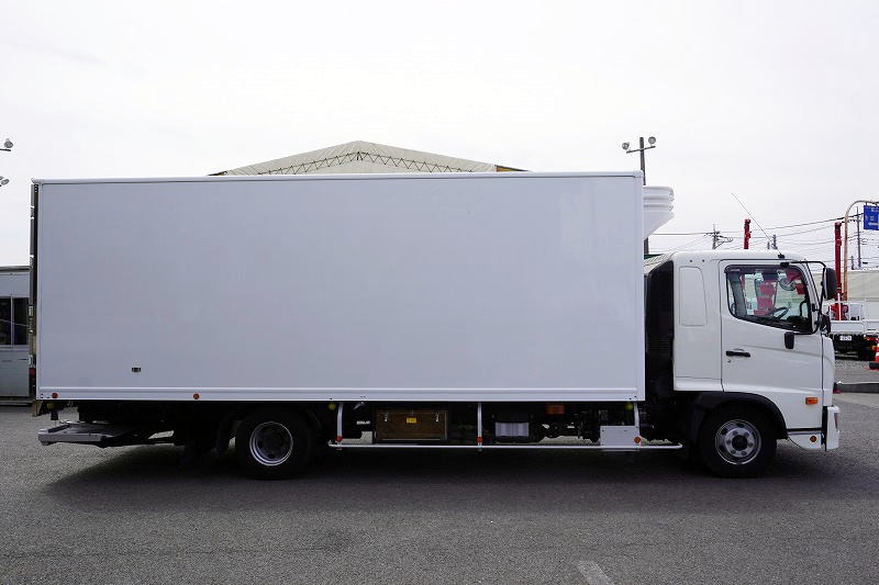 レンジャー　４トン　「ワイド　ベッド付き」　冷蔵冷凍車　積載２３００ｋｇ　リアエアサス　６．２ｍ長　格納パワーゲート　サイドドア　－３０度設定　キーストン　ジョルダー４列　ラッシング２段　バックカメラ　菱重製　オートエアコン　６速ＭＴ！3