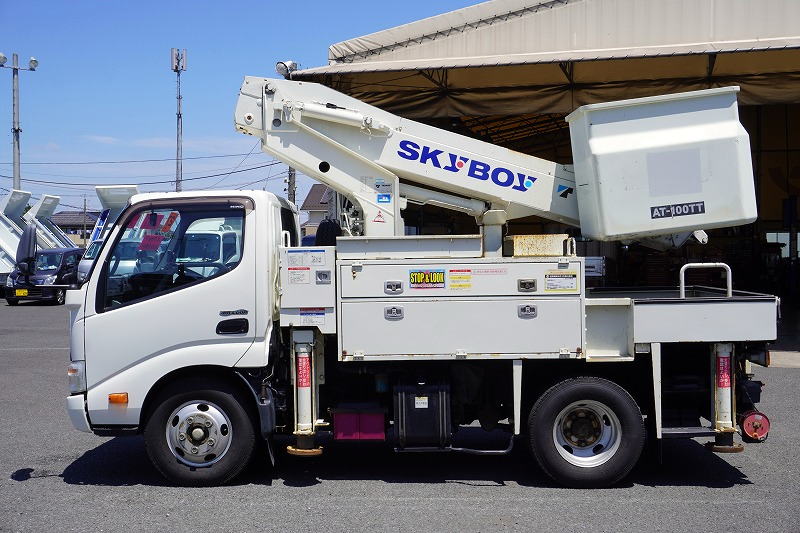 デュトロ　高所作業車　タダノ製（ＡＴ－１００ＴＴ）　最大地上高９．９ｍ　ＦＲＰバケット　バケット積載荷重２００ｋｇ　積載５００ｋｇ　工具入れ　バックカメラ　坂道発進補助　キーレス　電動パーキングブレーキ　アワーメーター：１７０５ｈ　５速ＭＴ！1