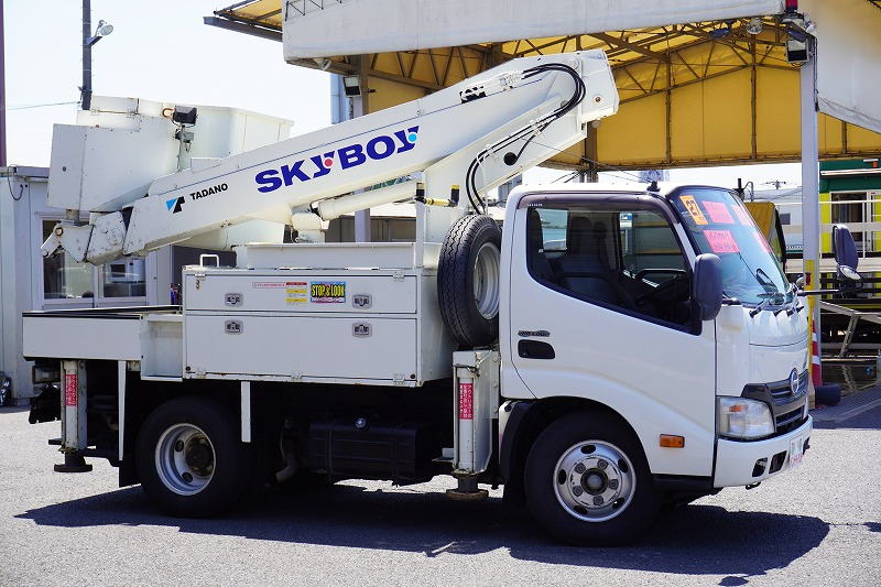 デュトロ　高所作業車　タダノ製（ＡＴ－１００ＴＴ）　最大地上高９．９ｍ　ＦＲＰバケット　バケット積載荷重２００ｋｇ　積載５００ｋｇ　工具入れ　バックカメラ　坂道発進補助　キーレス　電動パーキングブレーキ　アワーメーター：１７０５ｈ　５速ＭＴ！4