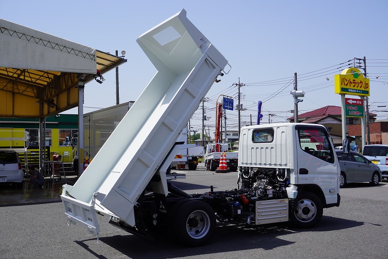 （未使用）　キャンター　「標準幅」　強化　ローダーダンプ　新明和製　三方開　積載３０００ｋｇ　ダンプピン　スライド用ラジコン　坂道発進補助　左電格ミラー　スマートキー　ＬＥＤヘッドライト　フォグランプ　衝突軽減ブレーキ　車線逸脱警報　５速ＭＴ！25